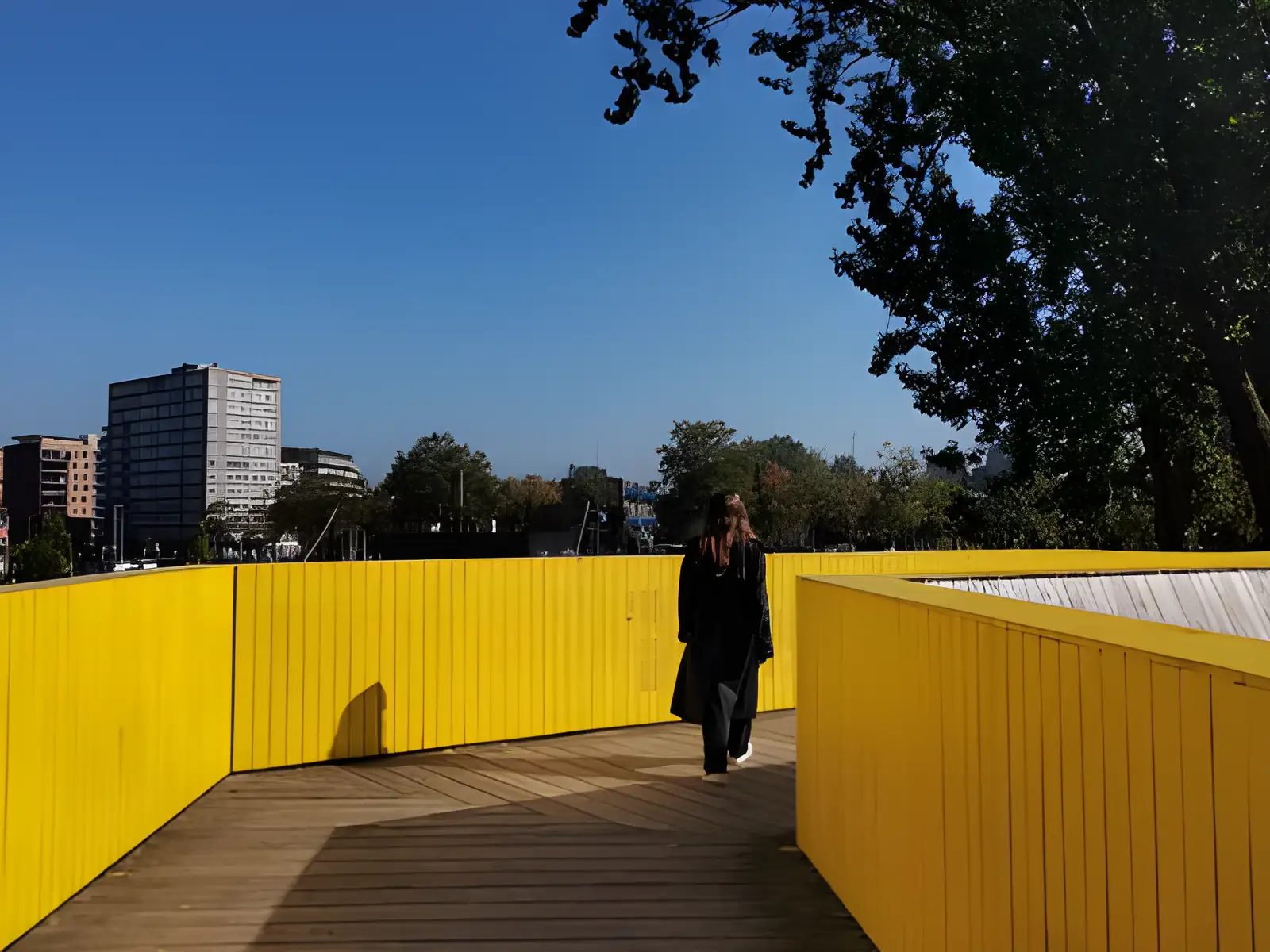 Ongeschaalde interieurfoto met duidelijkere kamerdetails en gladdere randen