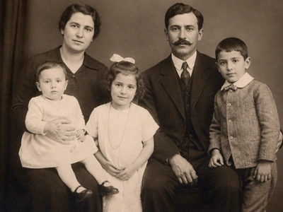 Vervaagde oude familiefoto vóór AI-restauratie