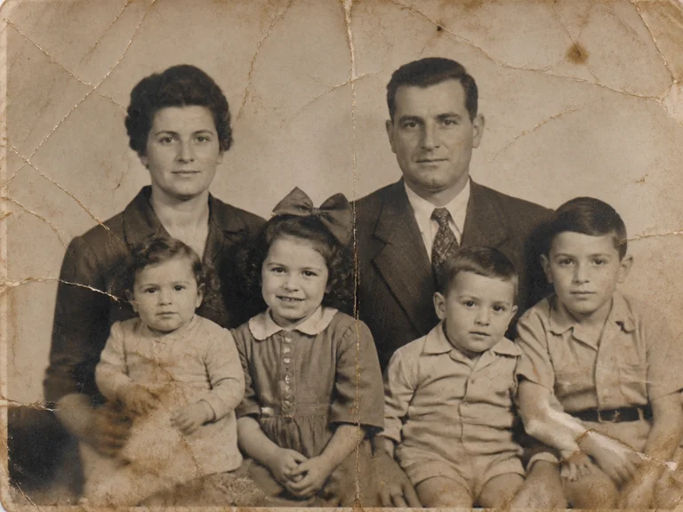 Foto di famiglia originale in bianco e nero in salotto prima del restauro