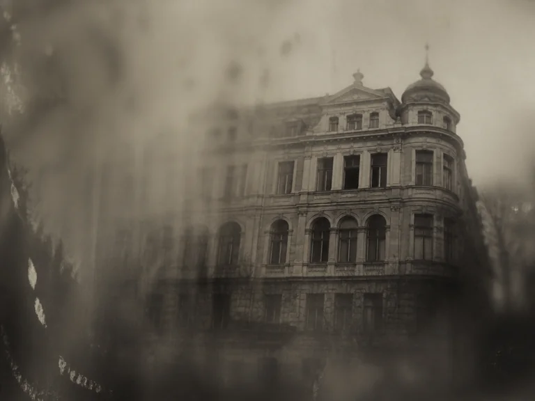 Foto originale in bianco e nero di una strada storica prima del restauro