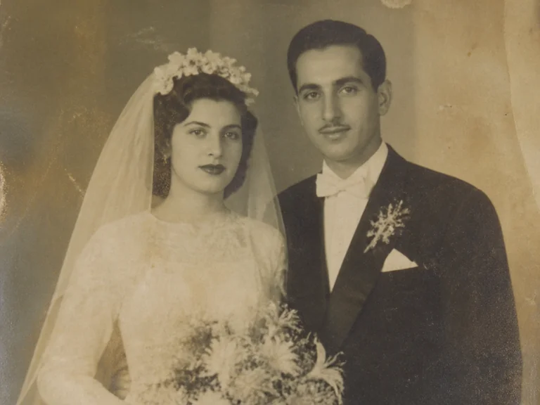 Foto originale in bianco e nero di una coppia prima del restauro con IA