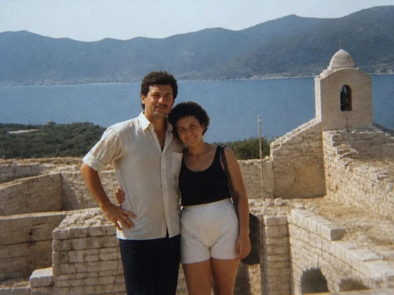 Foto di viaggio a colori restaurata di una donna con abito fluente tra l’erba alta