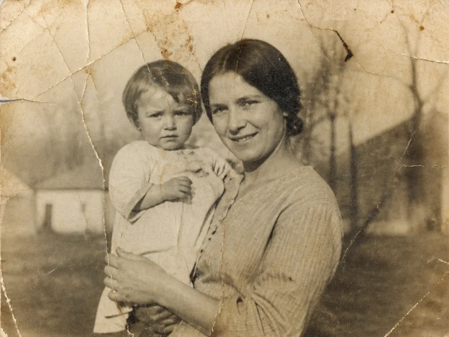 Foto originale in bianco e nero di una coppia di sposi prima del restauro