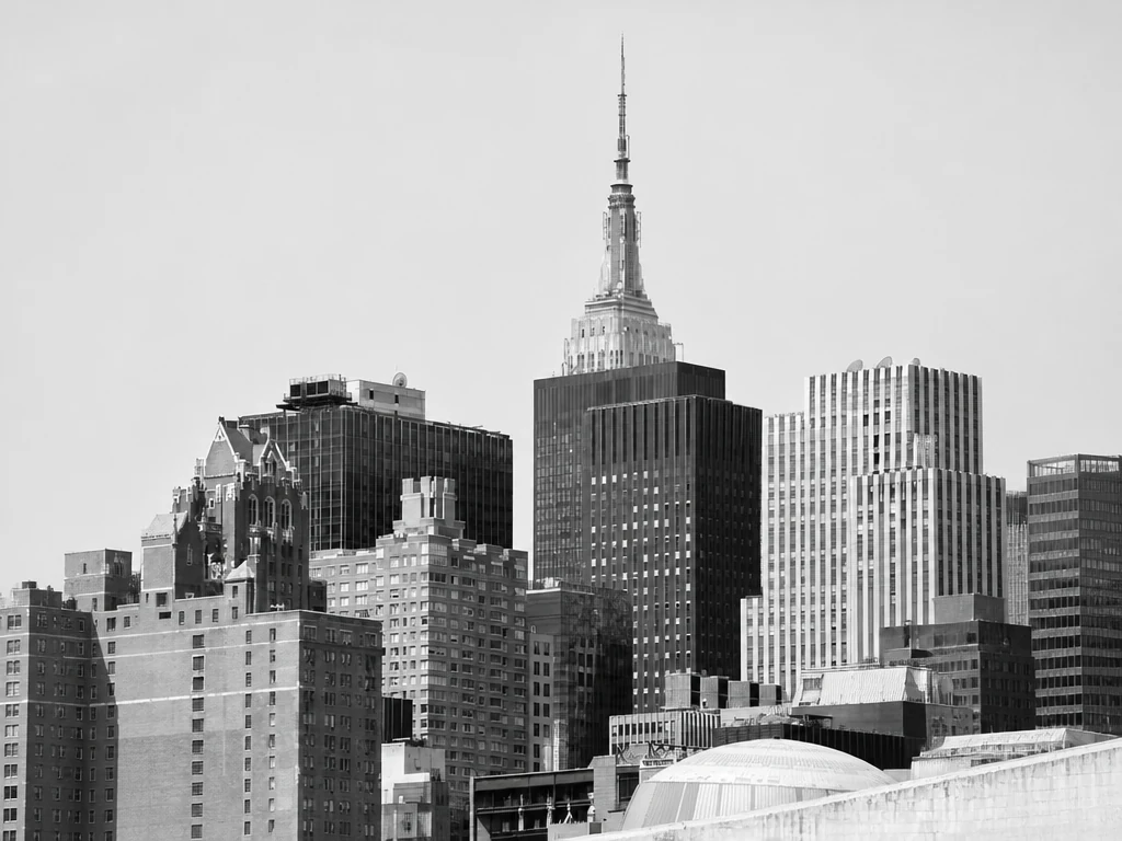 Vue d’origine en noir et blanc de l’Empire State Building avant la colorisation par IA