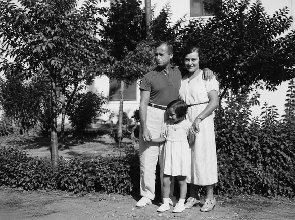 Photo de famille d’origine en noir et blanc dans un jardin avant la colorisation par IA