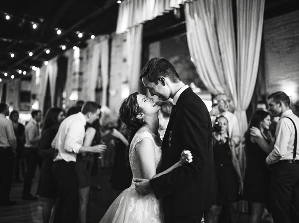 Photo d’origine en noir et blanc d’un couple de mariés avant la colorisation par IA